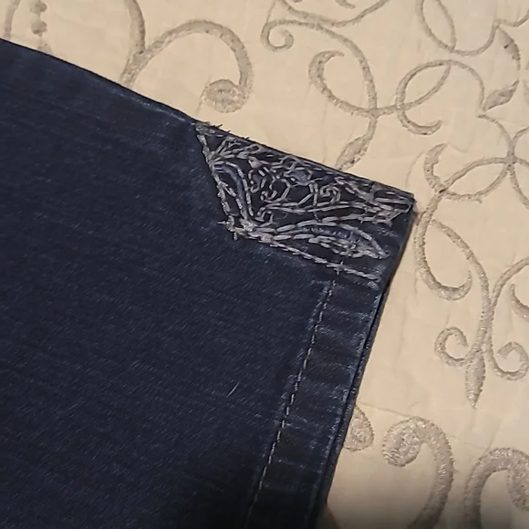 Cute Gloria Vanderbilt "Jordyn" Capri Mid-Rise - Picture 5 of 5